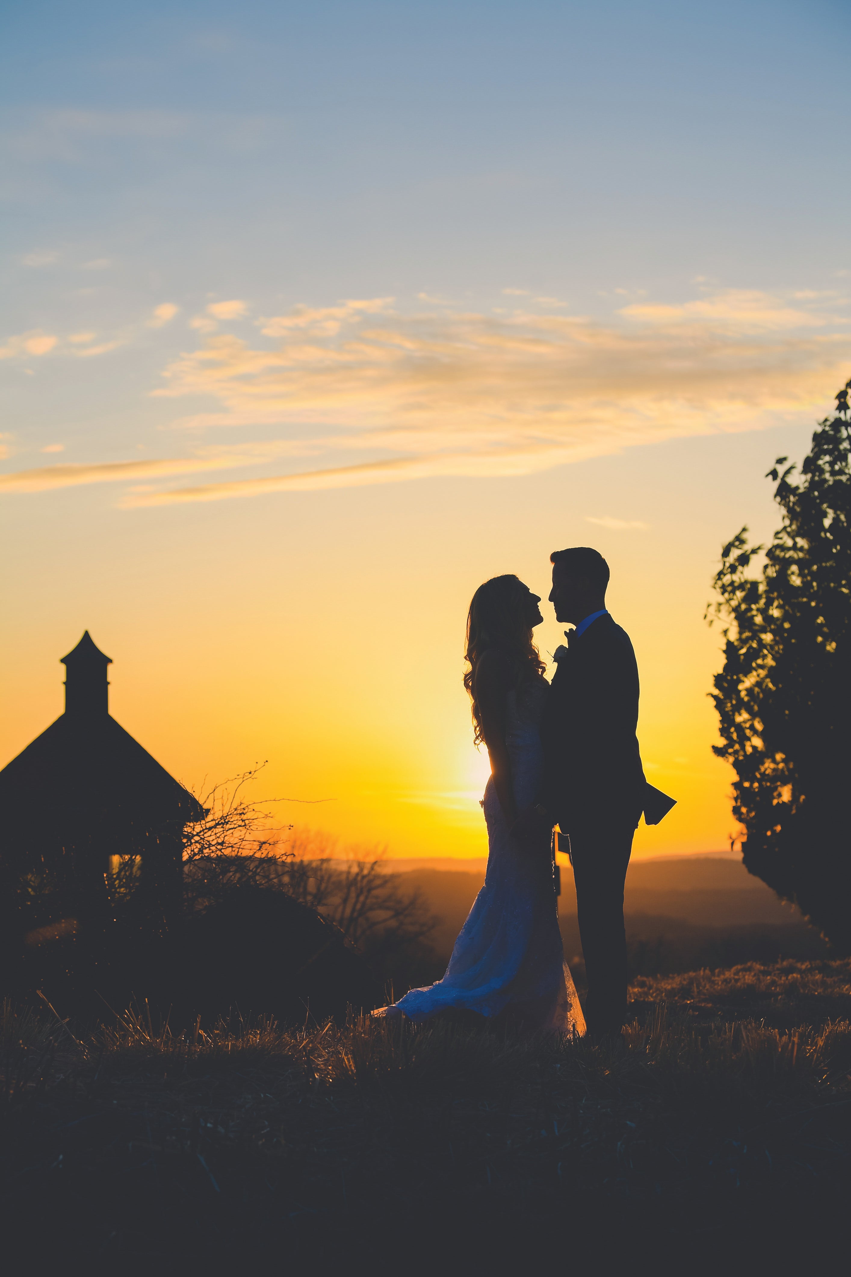 Wedding couple with a sunset on the golf course