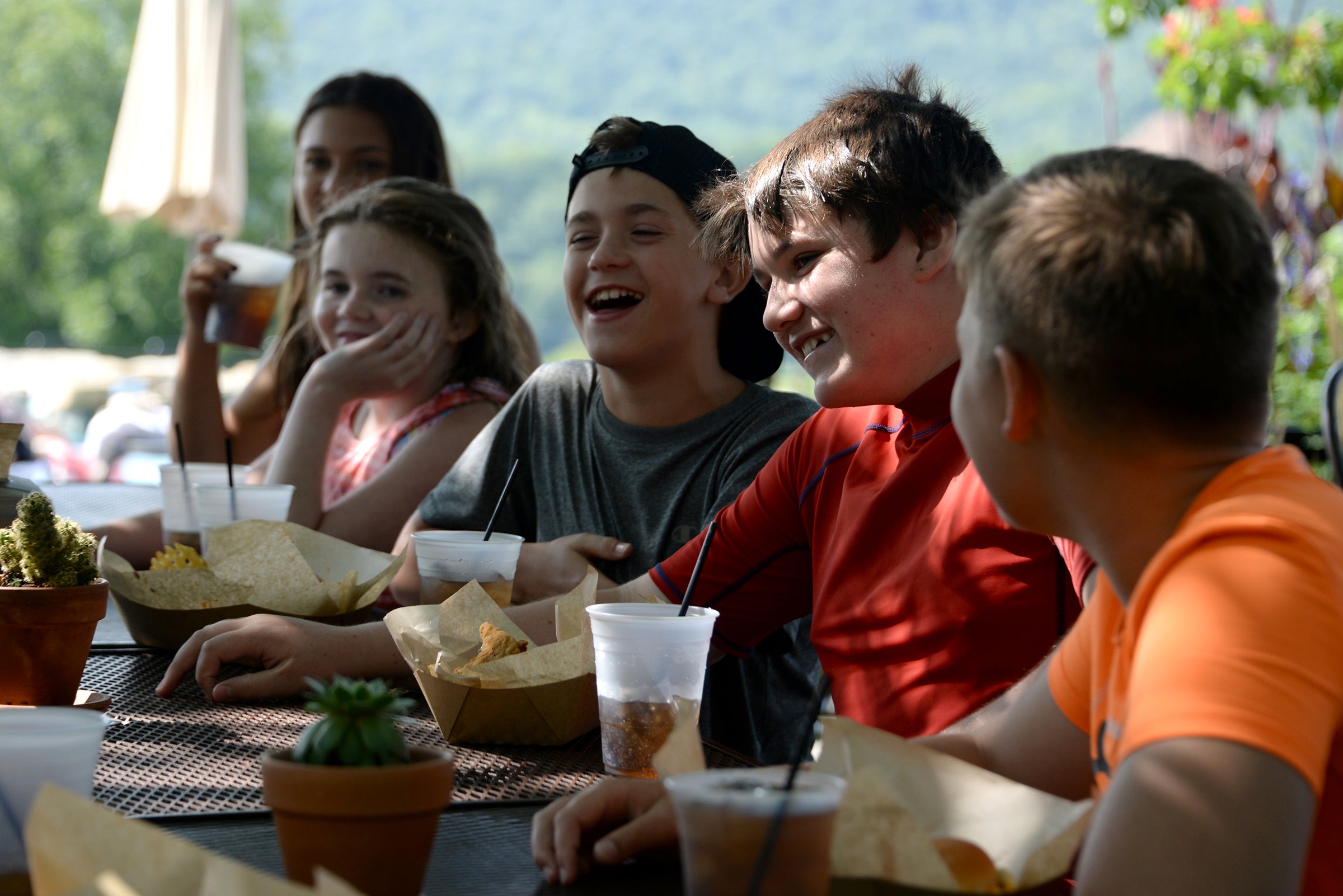 Kids dining at the Vista 180 Cafe