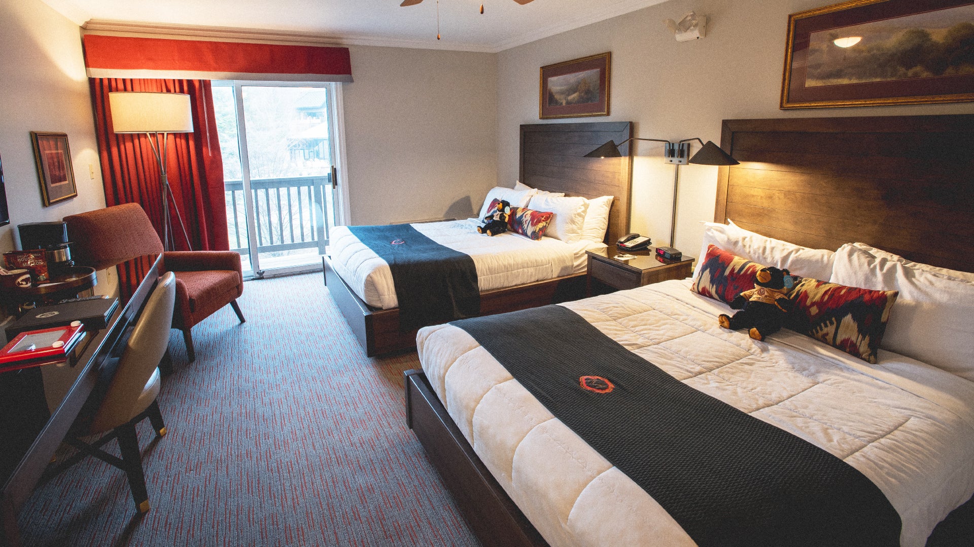 Deluxe Guest Room with Balcony at Minerals Hotel