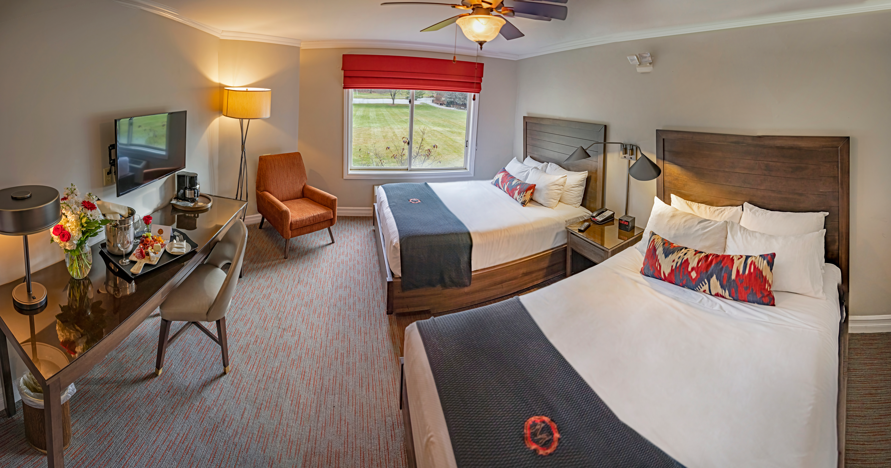 Deluxe Guest Room at Minerals Hotel