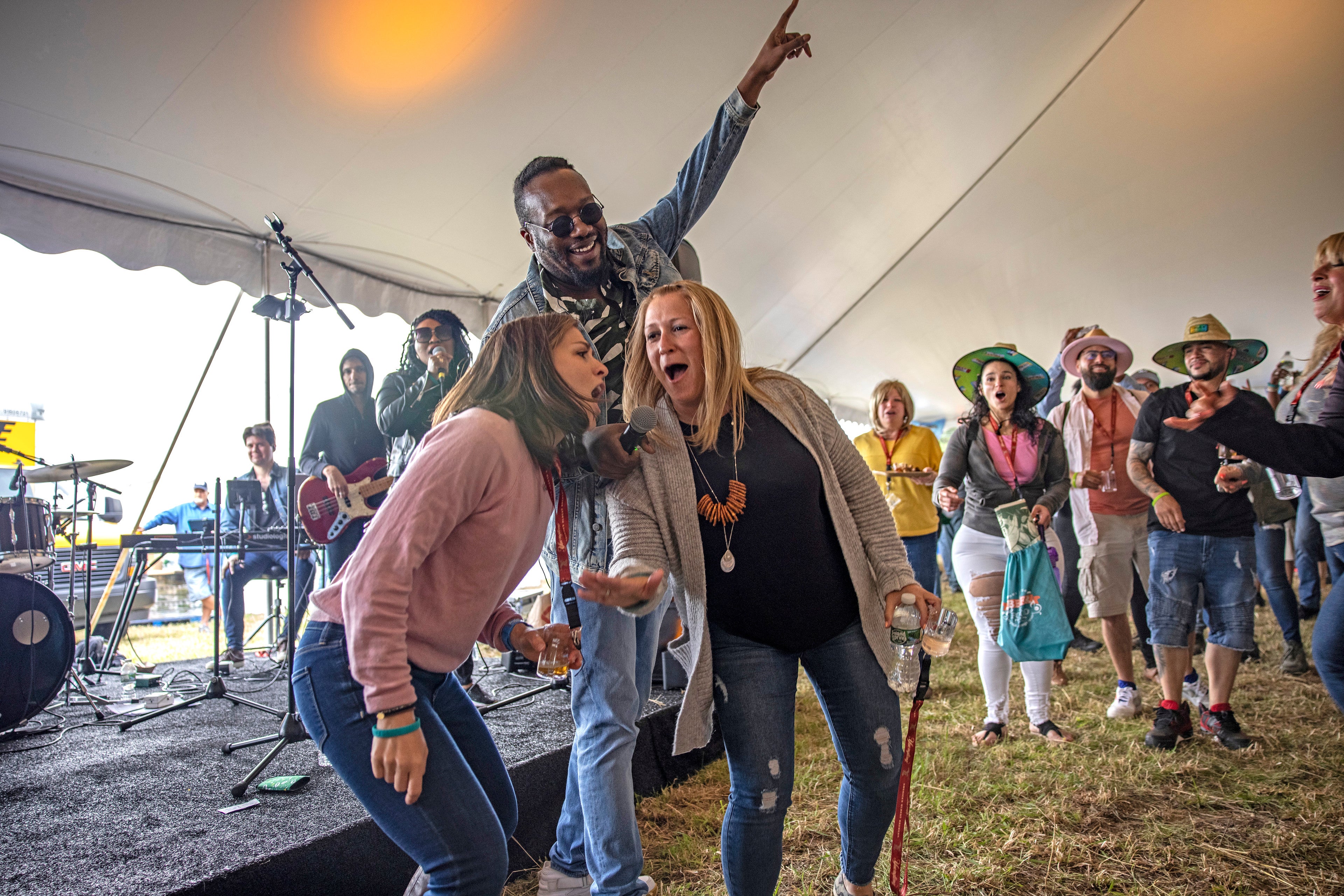 People singing at the NJ Beer &amp; Food Festival