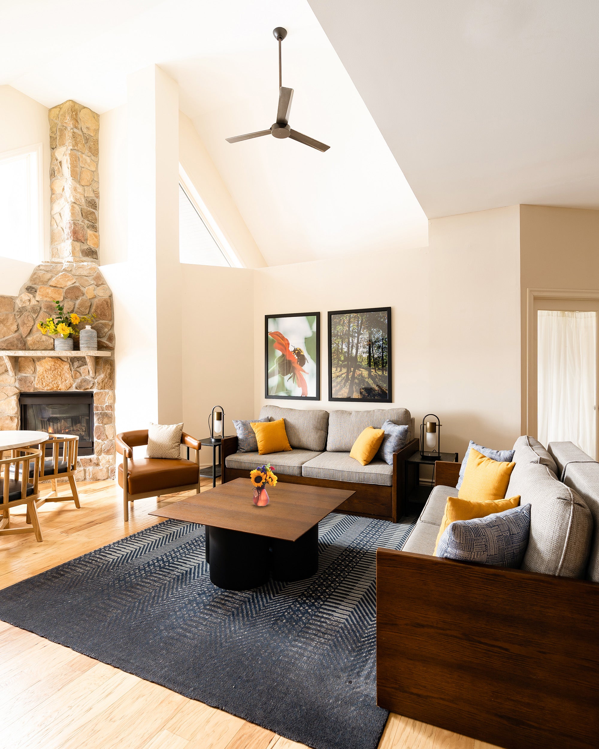 Living room in the 2-Bed 2 Bath Unique Cascades Sunset Lookout