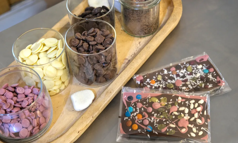 Workshop to create a chocolate plaque and filled chocolates. 