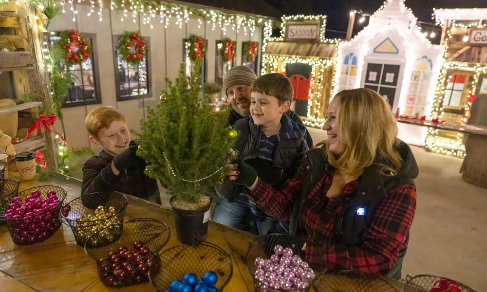 Family decorating mini Christmas tree during Winter Workshop at Minerals Hotel