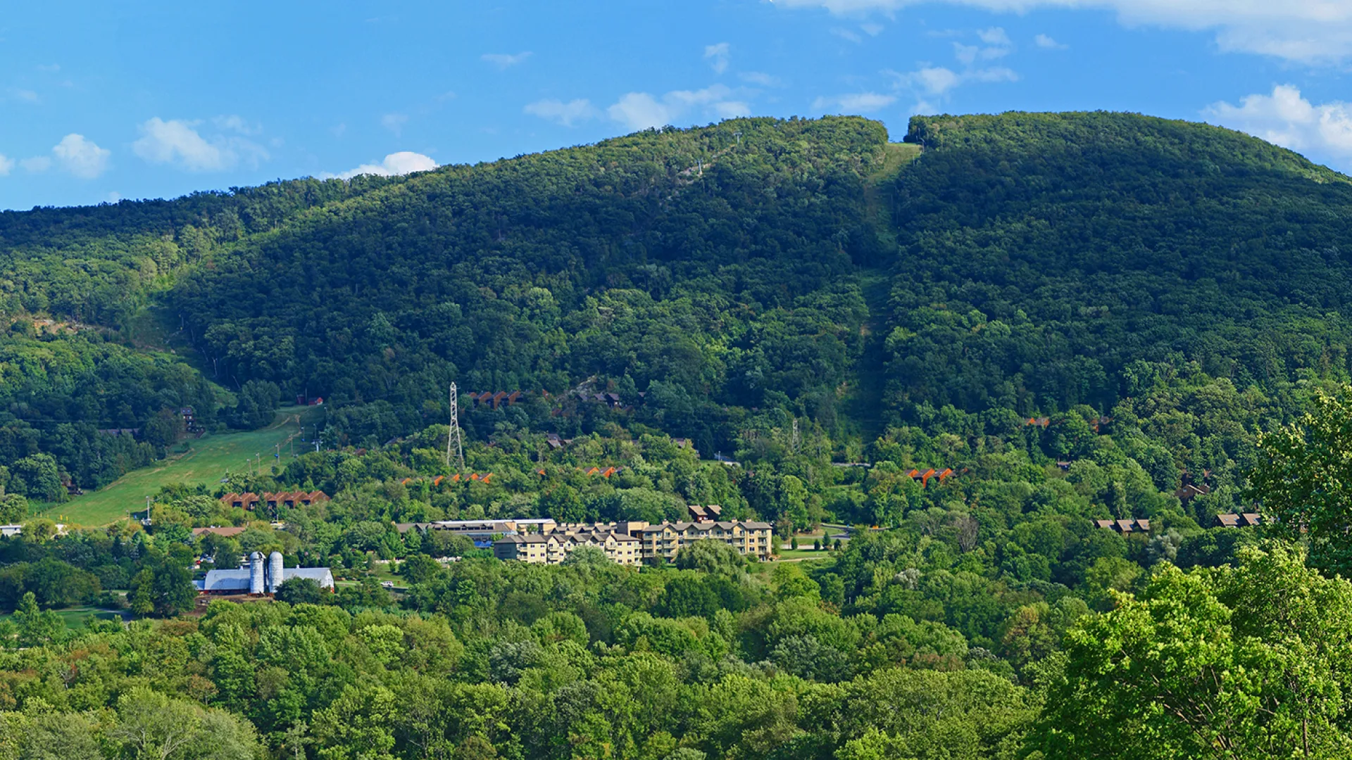 Minerals Hotel and surrounding mountains