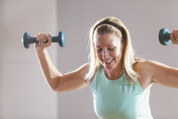 Woman lifting dumbbells.