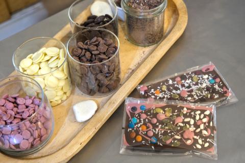 Workshop to create a chocolate plaque and filled chocolates. 