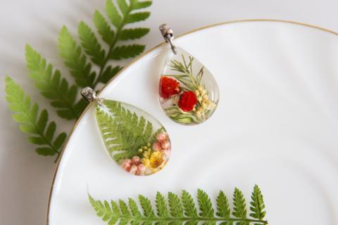 Real flowers in epoxy resin jewelry 